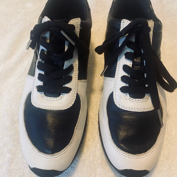 Almost Brand New Women’s Fine Leather Sneakers By MICHAEL KORS - box 4 - Picture 3 of 8